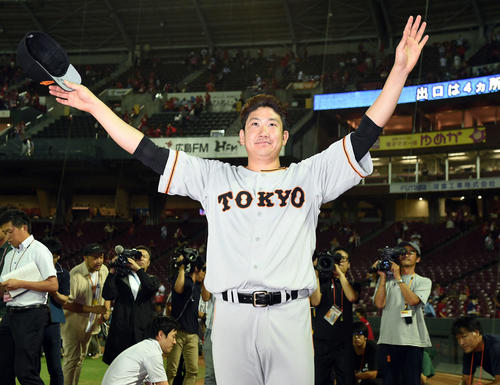 広島対巨人　1ヶ月ぶりの勝利に笑顔を見せる巨人菅野（撮影・たえ見朱実）