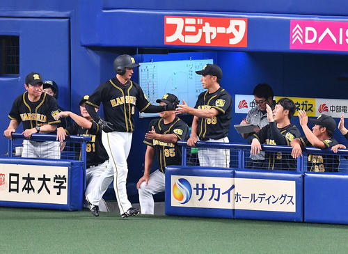 中日対阪神　5回表阪神2死二塁、北條史也の左翼線適時二塁打で生還し矢野燿大監督（中央）の出迎えを受ける近本光司（撮影・上田博志）