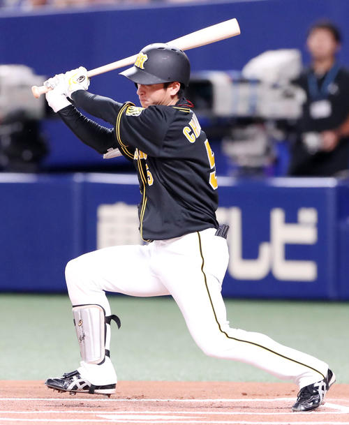 中日対阪神　1回表阪神無死、近本は左越え二塁打を放つ（撮影・加藤哉）