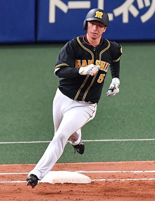 中日対阪神　5回表阪神2死一塁、中越え適時二塁打を放つ近本（撮影・上田博志）