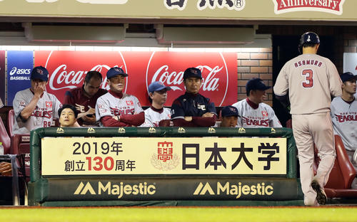 楽天対ソフトバンク　6回裏楽天1死、浅村（右）が空振り三振に倒れ、敗戦ムードに厳しい表情の平石監督（左）（撮影・浅見桂子）