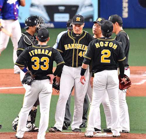 中日対阪神　1回裏中日1死一塁、初回に2失点しナインに声を掛けられる秋山拓巳（中央）（撮影・上田博志）