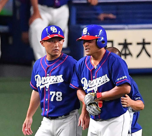 中日対阪神　2回裏中日2死、平田（右）は右腕に死球を受け、苦痛の表情で一塁に向かう（撮影・上田博志）