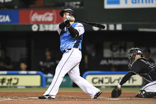西武対オリックス　8回裏西武無死一塁、左越え2点本塁打を放つ山川（撮影・鈴木みどり）