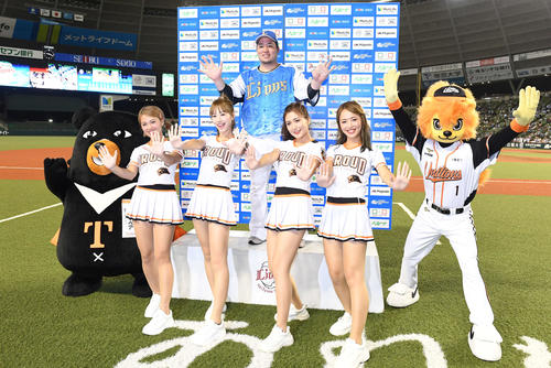西武対オリックス　台湾の統一ライオンズの公式チアリーダー「Uni－Girls」たちと一緒に笑顔でどすこいポーズをする西武山川（上）（撮影・鈴木みどり）