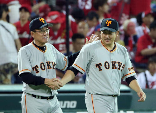 試合後、原監督（左）と握手を交わす菅野（撮影・栗木一考）