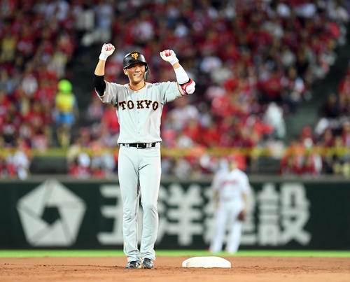広島対巨人　7回表巨人無死一塁、中前に勝ち越しの適時打二塁打を放ちポーズを決める坂本勇（撮影・たえ見朱実）