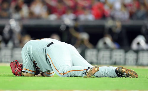 広島対巨人　8回裏1死、代打メヒアの投ゴロを捕球。送球後に転倒する菅野（撮影・たえ見朱実）