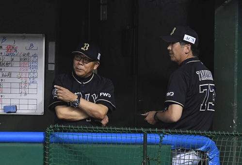西武対オリックス　ベンチで腕を組むオリックス西村監督（左）（撮影・鈴木みどり）