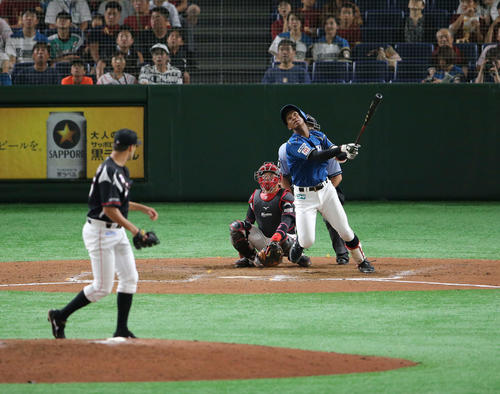 日本ハム対ロッテ　7回裏日本ハム無死、中飛に終わる万波（撮影・井上学）