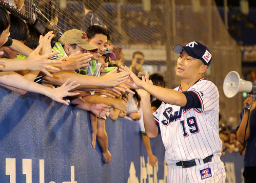 ヤクルト対DeNA　試合に勝利しファンとタッチするヤクルト石川（撮影・鈴木正人）