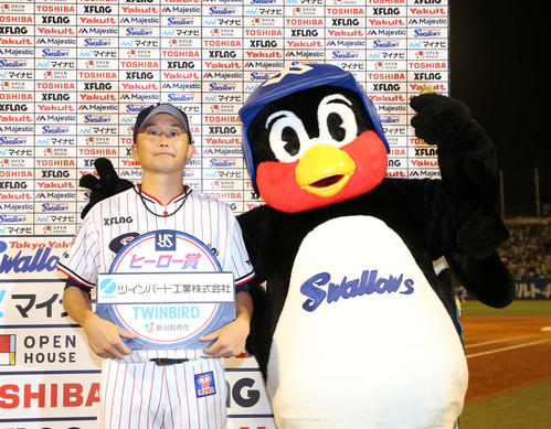 ヤクルト対DeNA　お立ち台で満足げな表情を見せるヤクルト石川（撮影・鈴木正人）