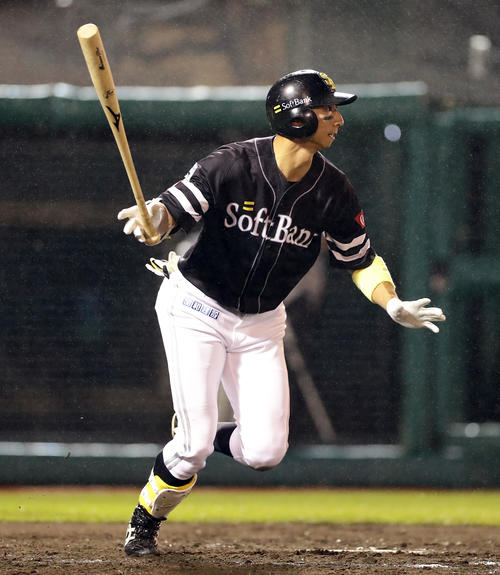 楽天対ソフトバンク　4回表ソフトバンク1死二塁、福田は中前適時打を放つ（撮影・浅見桂子）