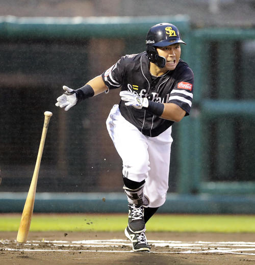 楽天対ソフトバンク　1回表ソフトバンク無死二塁、中村晃は右に先制適時三塁打を放つ（撮影・浅見桂子）