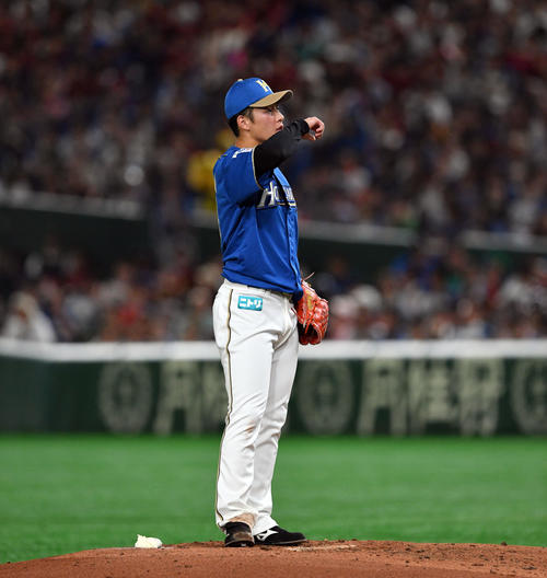 日本ハム対ロッテ　2回表ロッテ2死一塁、荻野に二打席連続の本塁打を浴び肩を落とす吉田輝（撮影・滝沢徹郎）