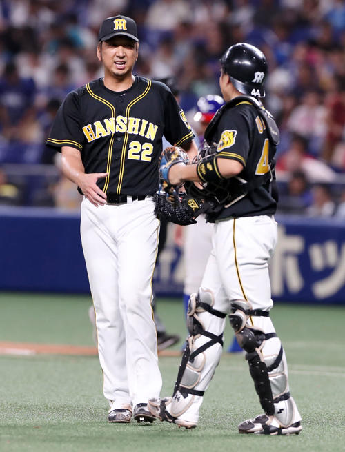 9回に登板し無失点ピッチングで締めた藤川（左）は梅野と握手する（撮影・加藤哉）