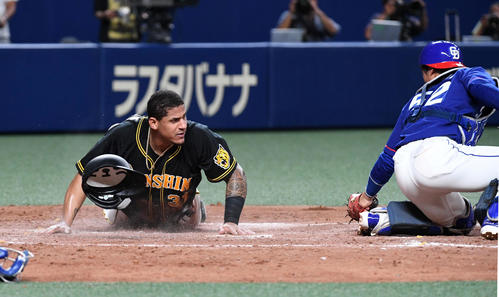 中日対阪神　5回表阪神2死二、三塁、大山の中前2点適時打で生還するマルテ。捕手は加藤（撮影・前岡正明）