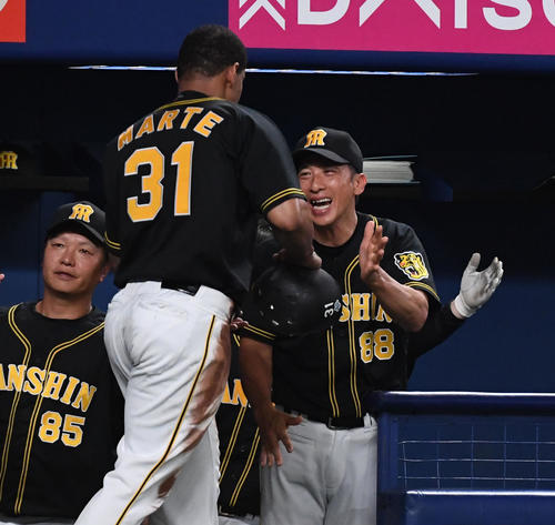 中日対阪神　5回表阪神2死二、三塁、大山の中前2点適時打で生還したマルテ（左）を笑顔で迎える矢野監督（撮影・前岡正明）