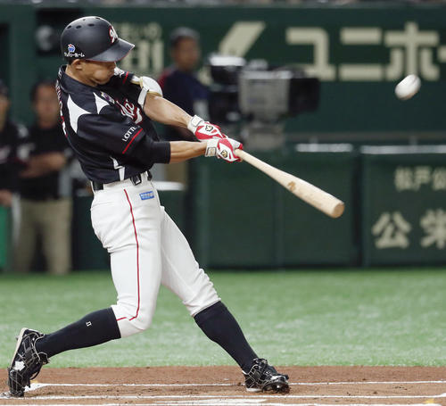 1回ロッテ、荻野が左越えに先頭打者本塁打を放つ（共同）