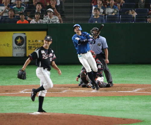 日本ハム対ロッテ　7回裏日本ハム2死、右越え本塁打を放つ大田（撮影・井上学）