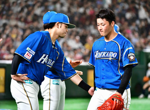 日本ハム対ロッテ　1回表ロッテに3失点を許し悔しそうな表情を見せベンチへ引き揚げる日本ハム先発の吉田輝（撮影・小沢裕）