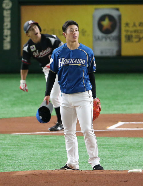 日本ハム対ロッテ　1回表ロッテ無死、荻野に左越え本塁打を浴びる吉田輝（撮影・井上学）