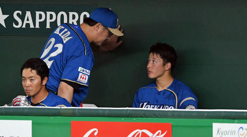 日本ハム対ロッテ　3回、交代しベンチで日本ハム木田コーチ（左）と話す吉田輝（撮影・滝沢徹郎）