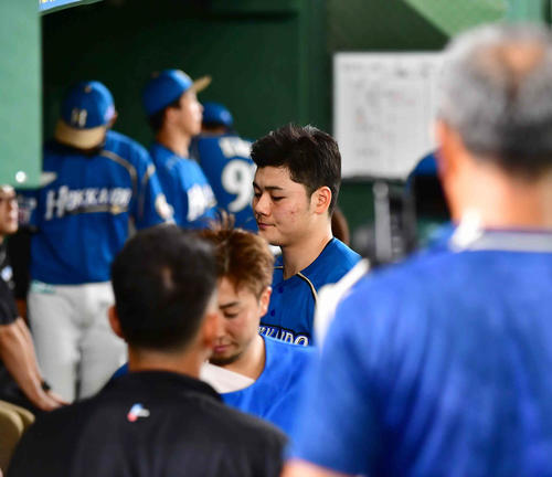 日本ハム対ロッテ　8回裏日本ハム2死満塁、代打でベンチへ退いた4番清宮はぶぜんとした表情を見せる（撮影・小沢裕）