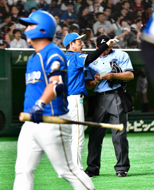 日本ハム対ロッテ　8回裏日本ハム2死満塁、代打横尾は空振り三振に倒れベンチへ引き揚げる。中央は選手交代を告げる栗山監督（撮影・小沢裕）