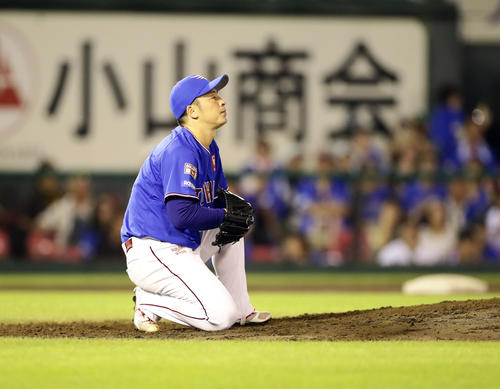 楽天対ソフトバンク　6回表ソフトバンク無死、内川に右前打を許し、思わずひざまづく美馬（撮影・浅見桂子）