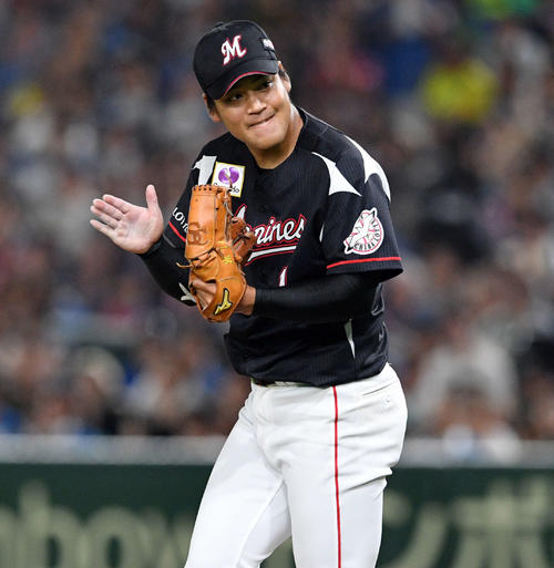 日本ハム対ロッテ　5回裏日本ハム2死一、三塁、中島を二ゴロに打ち取りグラブを叩く佐々木千隼（撮影・滝沢徹郎）