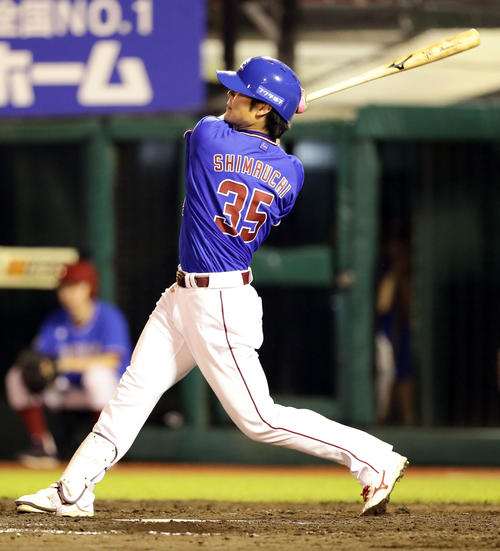 楽天対ソフトバンク　5回裏楽天2死一塁、島内は右翼に2点同点本塁打を放つ（撮影・浅見桂子）