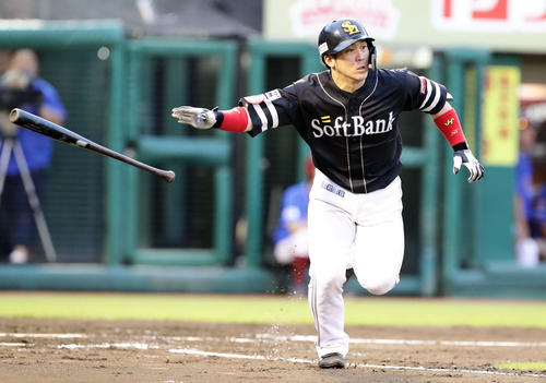 楽天対ソフトバンク　3回表ソフトバンク1死、甲斐は右翼に先制ソロ本塁打を放つ（撮影・浅見桂子）