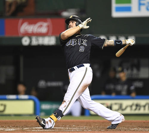 西武対オリックス　3回表オリックス2死満塁、左越え満塁本塁打を放つロメロ（撮影・鈴木みどり）