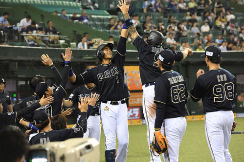 西武対オリックス　5回表オリックス1死一、二塁、右越え3点本塁打を放ち、ナインとハイタッチするモヤ（中央）（撮影・鈴木みどり）