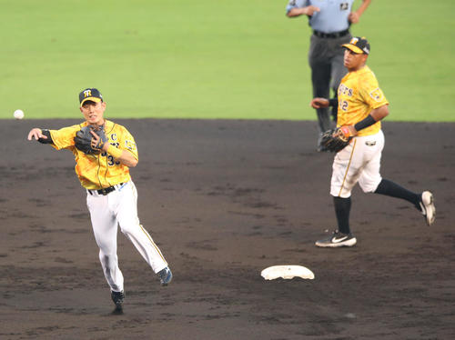 遊ゴロをさばく糸原（左）と二塁に入ったソラーテ（2019年7月31日撮影）