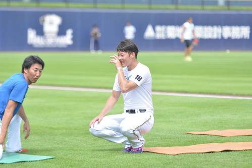汗をぬぐう日本ハム吉田輝（撮影・田中彩友美）