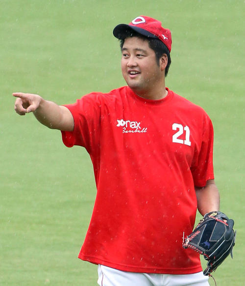 14日、笑顔を見せる中崎（撮影・栗木一考）