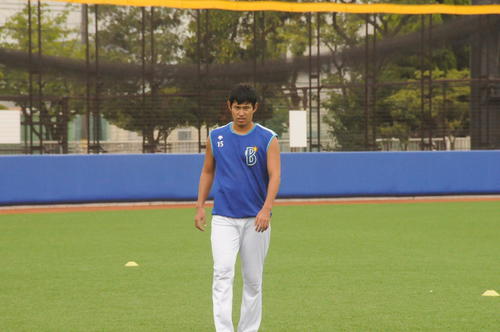 険しい表情で、ランニングを終えるDeNA井納