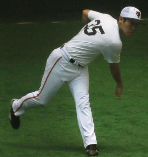 先発予定の16日阪神戦に向けキャッチボールを行う巨人桜井（撮影・桑原幹久）