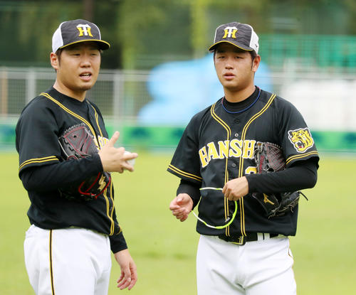 西（左）とキャッチボールを終えた高橋遥（撮影・加藤哉）