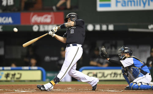 西武対オリックス　2回表オリックス無死、左越えソロ本塁打を放つロメロ（撮影・鈴木みどり）