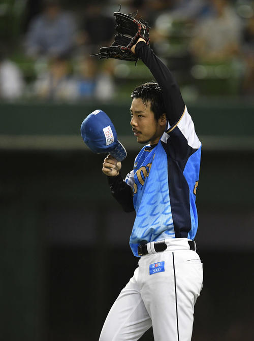 西武対オリックス　2回表オリックス2死一、二塁、西野に右前適時打を浴び汗を拭う本田（撮影・鈴木みどり）