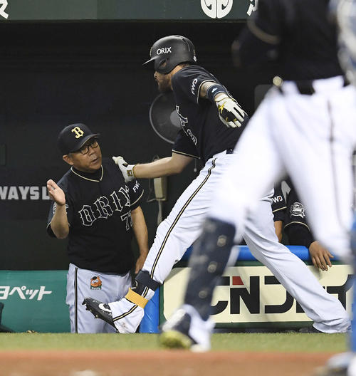西武対オリックス　2回表オリックス無死、左越えソロ本塁打を放ったロメロ（右）とタッチを交わす西村監督（撮影・鈴木みどり）