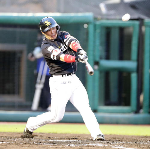 楽天対ソフトバンク　3回表ソフトバンク1死、甲斐は右翼に先制ソロ本塁打を放つ（撮影・浅見桂子）