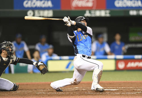 西武対オリックス　4回裏西武無死、右越えソロ本塁打を放つ森（撮影・鈴木みどり）