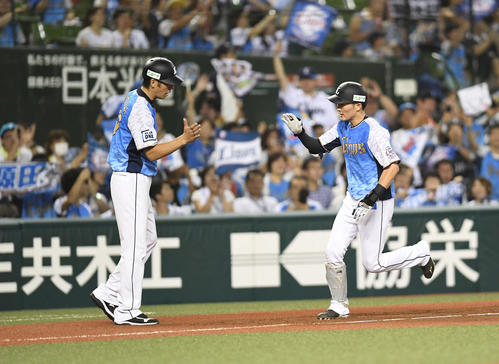 西武対オリックス　4回裏西武無死、右越えソロ本塁打を放ちダイヤモンドをまわる源田（右）（撮影・鈴木みどり）