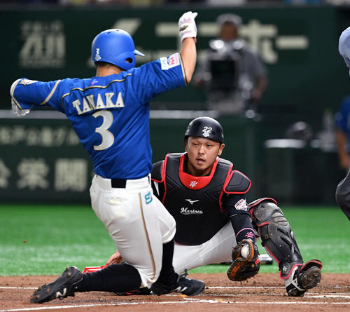 日本ハム対ロッテ　2回裏日本ハム2死一塁、田中賢（手前）は王の右前の安打から生還を狙うが憤死する。捕手田村（撮影・滝沢徹郎）