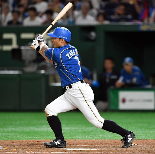 日本ハム対ロッテ　5回裏日本ハム1死、田中賢は右越え二塁打を放つ（撮影・滝沢徹郎）