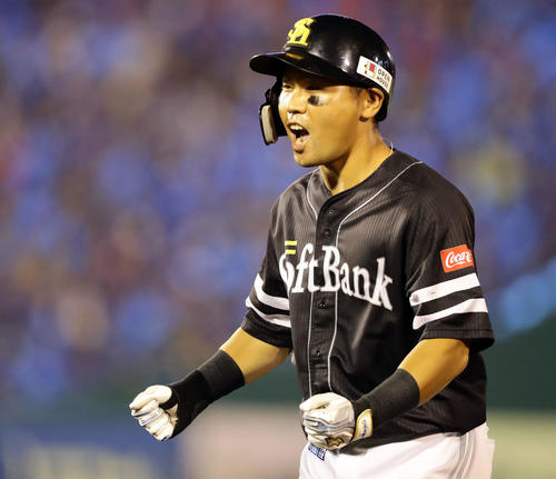 楽天対ソフトバンク　7回表ソフトバンク2死三塁。中村晃は左適時打を放ち、雄たけびを上げてガッツポーズ（撮影・浅見桂子）
